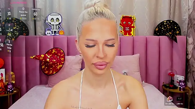 Snapshot of KailaCrystall chatting on November 1, 1:45 am KailaCrystall online show from November 1, 1:45 am