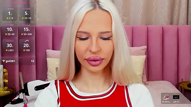 Snapshot of KailaCrystall chatting on November 18, 1:32 am KailaCrystall online show from November 18, 1:32 am