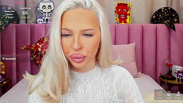 Snapshot of KailaCrystall chatting on November 2, 1:32 am KailaCrystall online show from November 2, 1:32 am