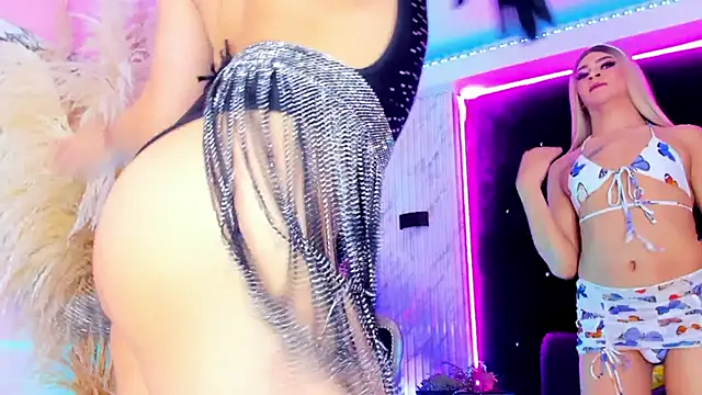 Queens Wonders Blonders online show from November 26, 8:25 am