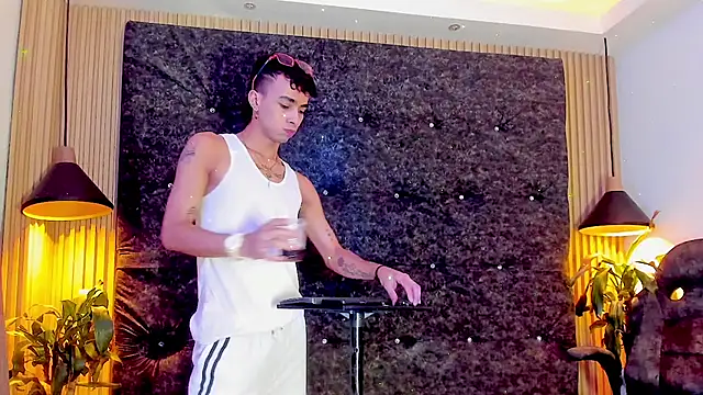 the fenix boy online show from October 25, 8:31 pm