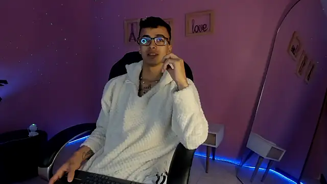 the fenix boy online show from December 2, 1:17 am