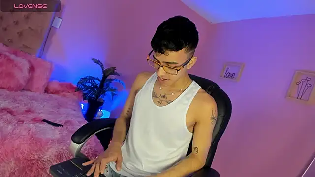 the fenix boy online show from December 3, 3:07 am