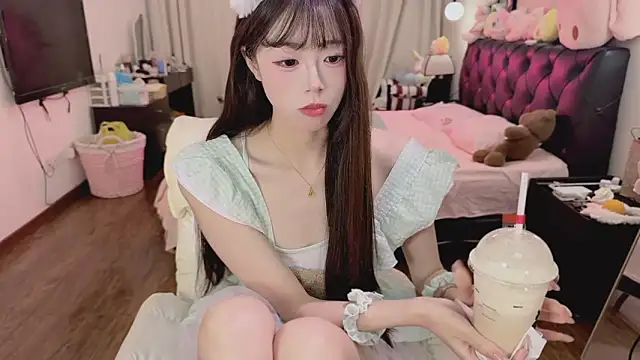 Snapshot of Onecutelittle chatting on May 8, 2:21 pm Onecutelittle online show from May 8, 2:21 pm