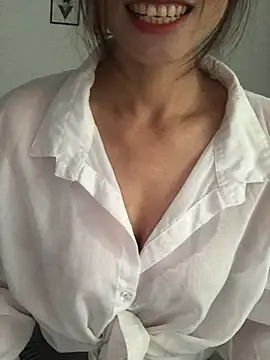 Snapshot of Kylie_beem chatting on July 12, 8:37 am Kylie beem online show from July 12, 8:37 am