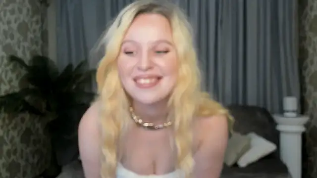 Snapshot of KyleyJacksone chatting on October 31, 7:43 pm KyleyJacksone online show from October 31, 7:43 pm