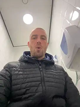 Rotteei1 online show from December 4, 9:19 am