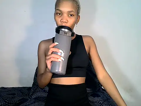 MinnieBee101 online show from November 12, 9:29 pm