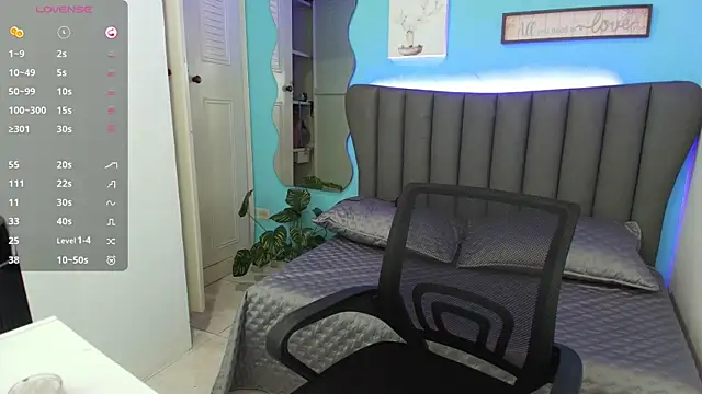 Aria Russo online show from November 10, 2:33 pm