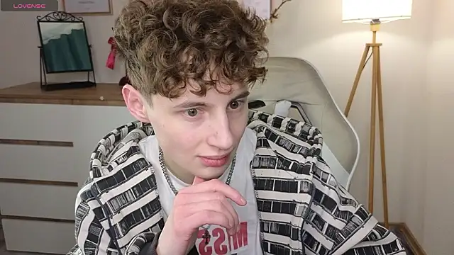 crisp1n online show from February 6, 12:12 pm