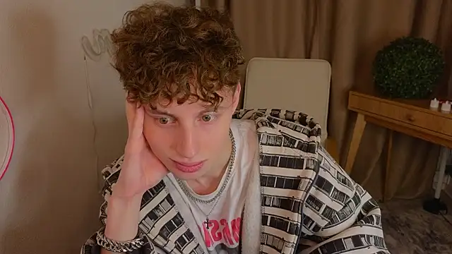 crisp1n online show from February 8, 1:14 am