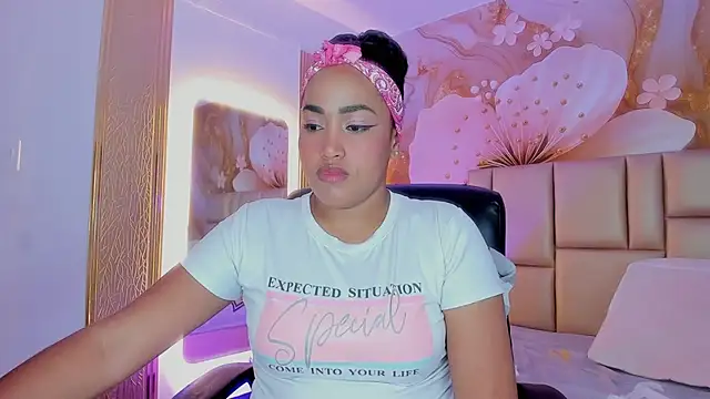 Snapshot of NahomiWalker_ chatting on December 5, 7:34 pm NahomiWalker online show from December 5, 7:34 pm