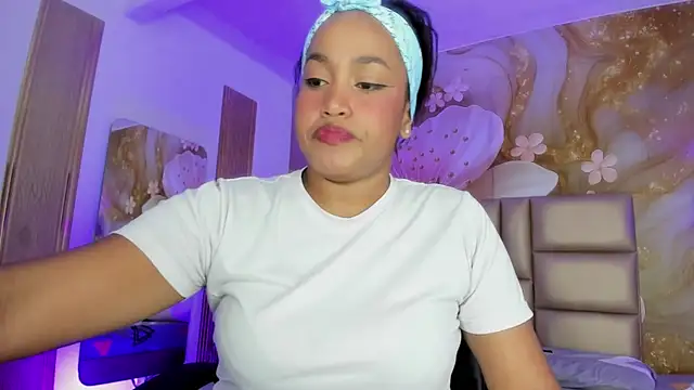 Snapshot of NahomiWalker_ chatting on December 4, 7:24 pm NahomiWalker online show from December 4, 7:24 pm