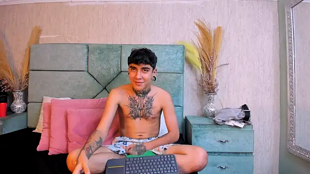 Snapshot of SantiOlsen chatting on October 31, 5:09 pm SantiOlsen online show from October 31, 5:09 pm