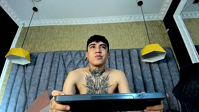 Snapshot of SantiOlsen chatting on October 21, 11:42 am SantiOlsen online show from October 21, 11:42 am