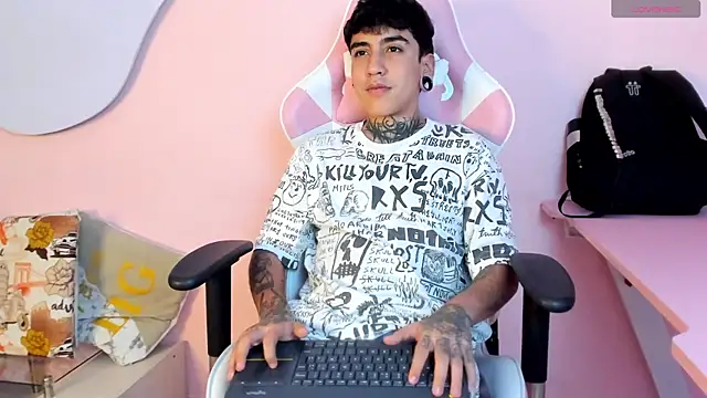 Snapshot of SantiOlsen chatting on October 26, 3:40 am SantiOlsen online show from October 26, 3:40 am