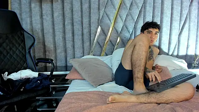 Snapshot of SantiOlsen chatting on October 19, 5:59 pm SantiOlsen online show from October 19, 5:59 pm