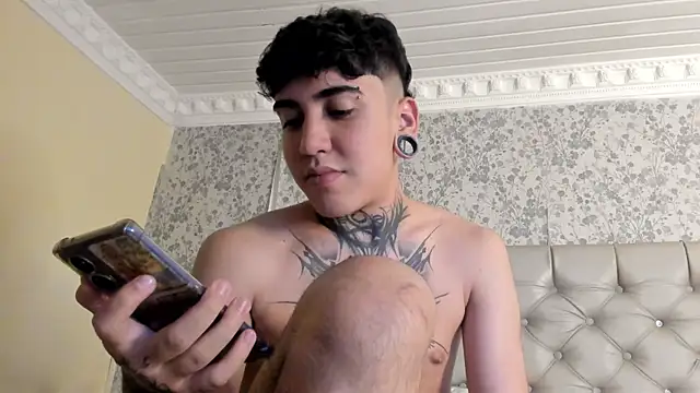 Snapshot of SantiOlsen chatting on December 1, 12:33 am SantiOlsen online show from December 1, 12:33 am