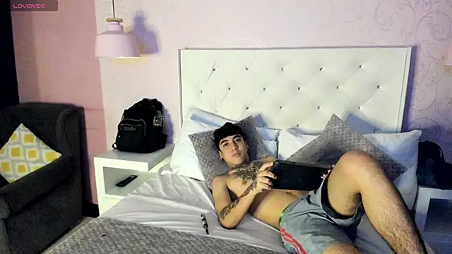 Snapshot of SantiOlsen chatting on November 7, 4:17 am SantiOlsen online show from November 7, 4:17 am