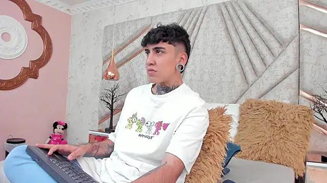 Snapshot of SantiOlsen chatting on December 4, 12:15 pm SantiOlsen online show from December 4, 12:15 pm