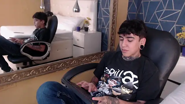 Snapshot of SantiOlsen chatting on October 22, 11:42 am SantiOlsen online show from October 22, 11:42 am