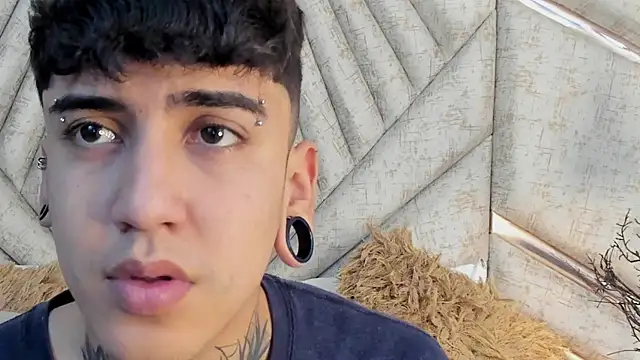 Snapshot of SantiOlsen chatting on December 2, 12:07 pm SantiOlsen online show from December 2, 12:07 pm