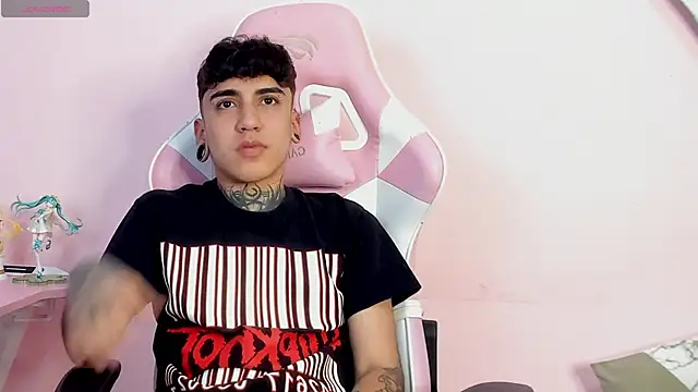 Snapshot of SantiOlsen chatting on December 1, 9:37 pm SantiOlsen online show from December 1, 9:37 pm