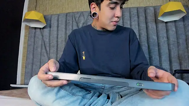 Snapshot of SantiOlsen chatting on November 25, 11:43 am SantiOlsen online show from November 25, 11:43 am