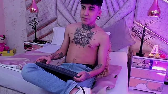 Snapshot of SantiOlsen chatting on December 3, 12:26 pm SantiOlsen online show from December 3, 12:26 pm