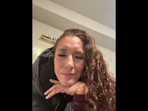 Snapshot of PetitemarieeThaReal chatting on November 13, 4:05 am PetitemarieeThaReal online show from November 13, 4:05 am