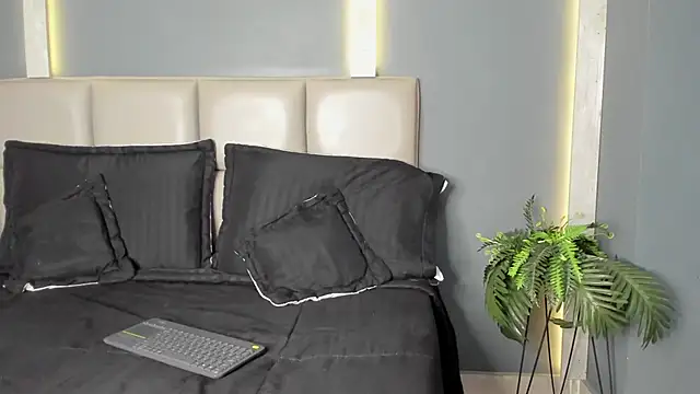 Snapshot of ArohomLester chatting on December 3, 11:20 am ArohomLester online show from December 3, 11:20 am