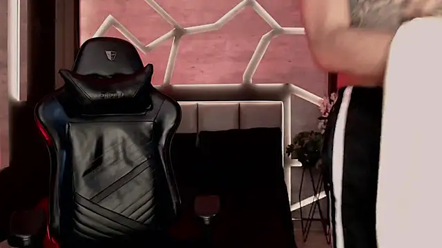 Snapshot of ArohomLester chatting on December 4, 7:13 pm ArohomLester online show from December 4, 7:13 pm