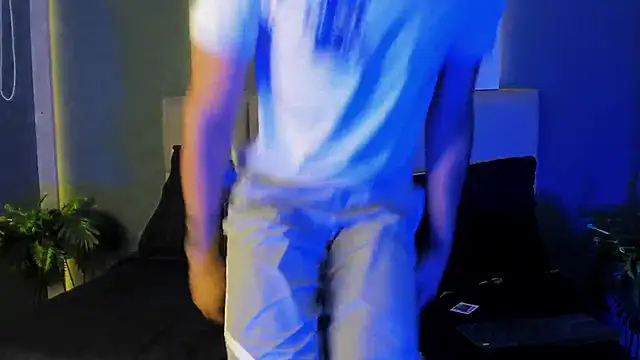 Snapshot of ArohomLester chatting on November 30, 11:11 am ArohomLester online show from November 30, 11:11 am