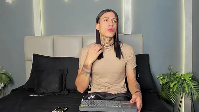 Snapshot of ArohomLester chatting on December 1, 11:11 am ArohomLester online show from December 1, 11:11 am