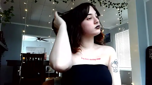 Trickylucy555 online show from April 4, 5:41 pm
