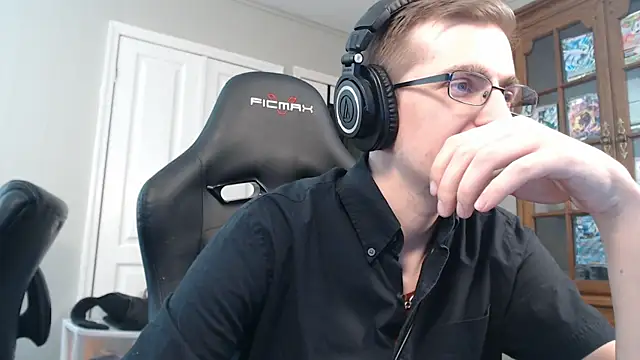 Snapshot of CasuallyCorrupt chatting on November 7, 3:55 am CasuallyCorrupt online show from November 7, 3:55 am