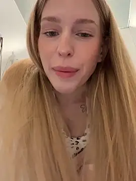 kira mia online show from June 4, 4:11 pm