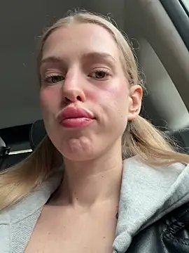 kira mia online show from May 15, 4:27 pm