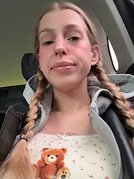 kira mia online show from April 22, 4:03 pm