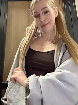 kira mia online show from December 5, 3:43 pm