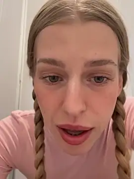 kira mia online show from April 21, 4:46 pm