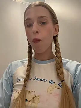 kira mia online show from March 26, 4:27 pm