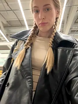 kira mia online show from December 16, 3:38 pm