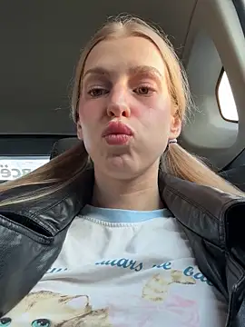 kira mia online show from April 18, 3:47 pm