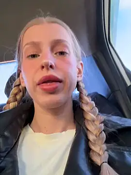 kira mia online show from April 17, 4:10 pm