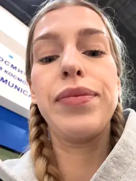 kira mia online show from December 4, 3:22 pm