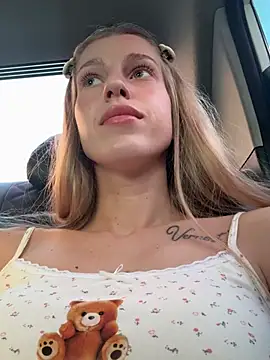 kira mia online show from March 28, 3:35 pm