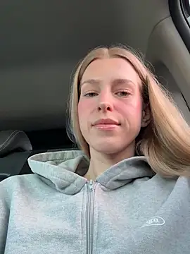 kira mia online show from June 12, 3:54 pm