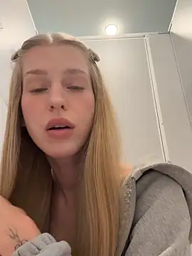 kira mia online show from June 16, 4:18 pm