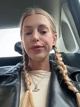 kira mia online show from March 6, 3:18 pm